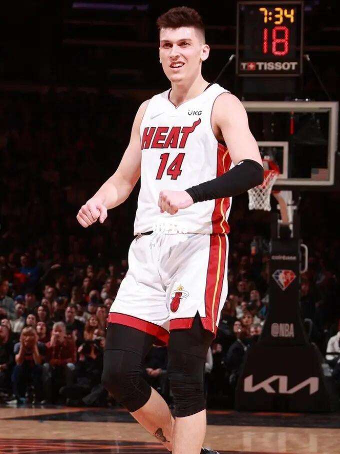 皮球钻入网 皮球钻入网